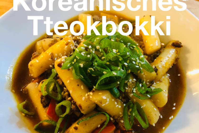 Koreanisches Tteokbokki „Reiskuchen“ in Gochujang Chili-Sauce